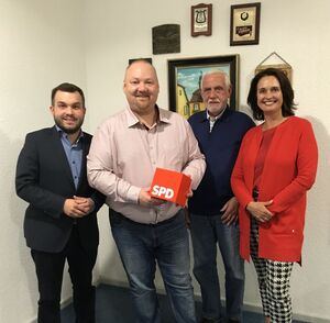 Es gratulieren Tobias Rohrwick (SPD-Verband), Manfred Schweitzer (Ehrenvorsitzender) und Kathrin Anklam-Trapp (MdL)